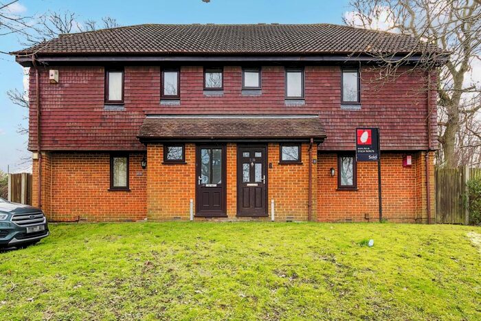 2 Bedroom Flat To Rent In Timber Bank Chatham, ME5