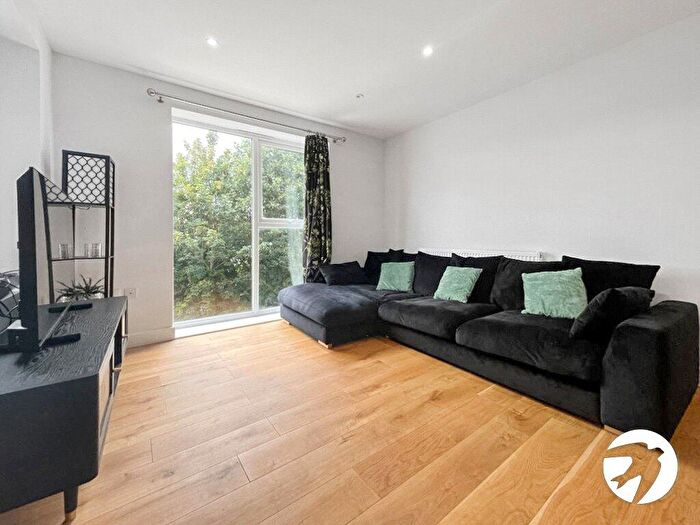 2 Bedroom Flat To Rent In Cross Street, Chatham, Kent, ME4