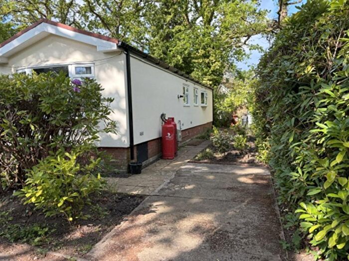 2 Bedroom Mobile/park Home For Sale In Fangrove Park, Lyne, Chertsey, KT16