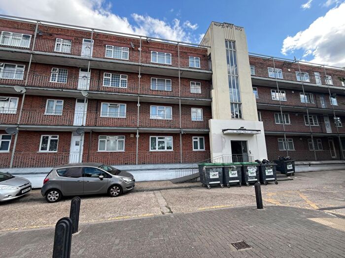 2 Bedroom Flat For Sale In Wendover Court, Western Avenue, North Acton, London, W3