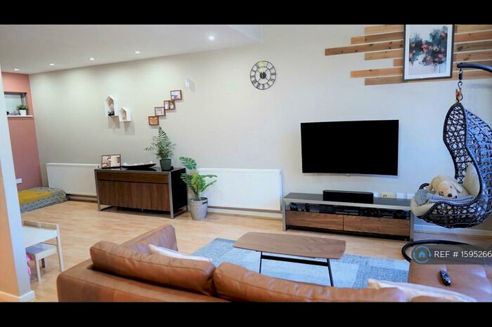 2 Bedroom Maisonette To Rent In Crown Place Apartments, London, SE16