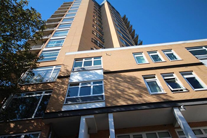 2 Bedroom Flat To Rent In Martello Street, Hackney, London, E8