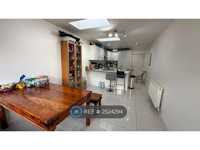 3 Bedroom End Of Terrace House To Rent In Basingstoke Road, Reading, RG2