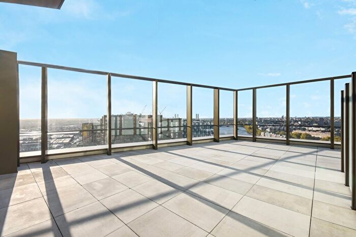 3 Bedroom Flat To Rent In Carnation Way, London, SW8