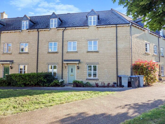 4 Bedroom Terraced House To Rent In Ash Avenue, Carterton, Oxfordshire, OX18