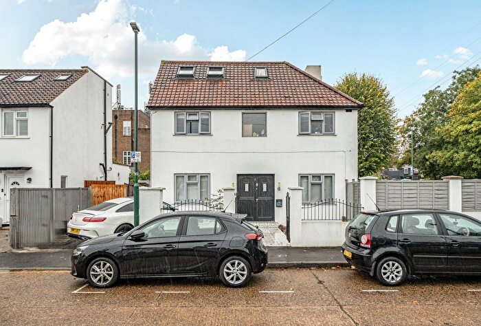 4 Bedroom Semi-detached House For Sale In Beverley Gardens, Worcester Park, KT4