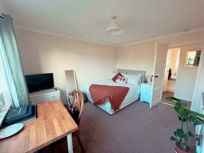 4 Bedroom House To Rent In Warren Crescent, OX3
