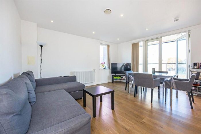 3 Bedroom Apartment To Rent In Queensbury House, Poplar, Equinox Square, E14