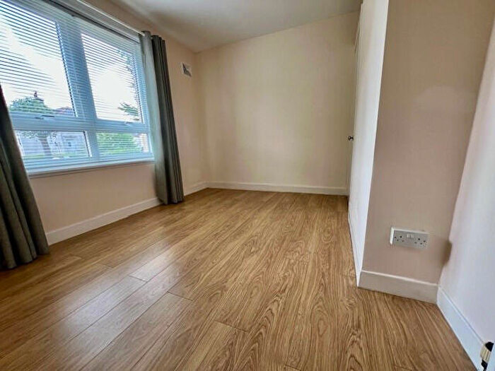 2 Bedroom Flat For Sale In Cedar Avenue, Clydebank, G81