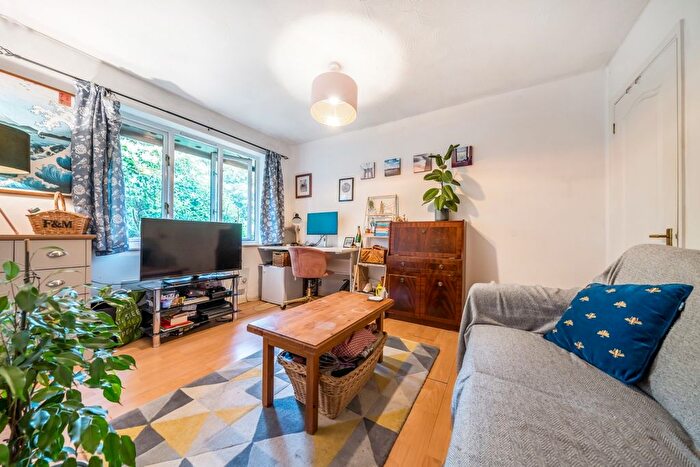 Studio To Rent In Earlsfield, London, SW18