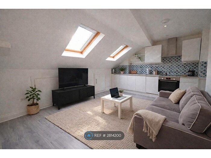 2 Bedroom Flat To Rent In East Finchley, London, N2