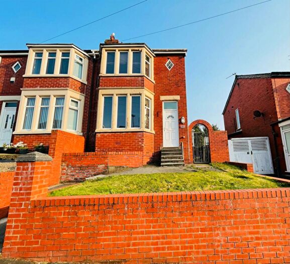 2 Bedroom Semi-Detached House To Rent In Bardsway Avenue, Blackpool, FY3