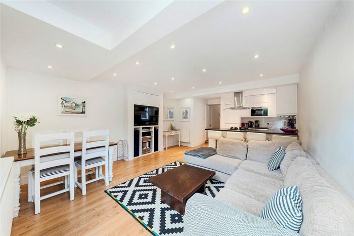 2 Bedroom Maisonette To Rent In Kelmscott Road, Between The Commons, SW11