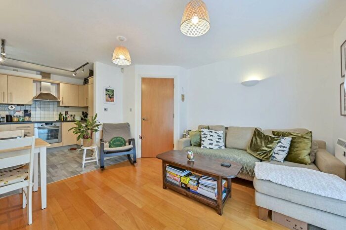 2 Bedroom Flat To Rent In Dorset Road, Merton, London, SW19