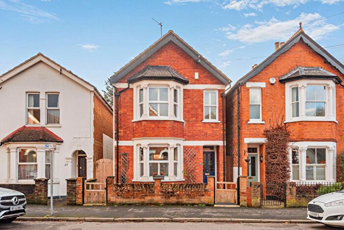 3 Bedroom Detached House For Sale In Oakdale Road, Weybridge, KT13