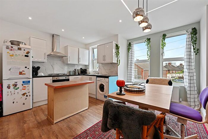 3 Bedroom Flat To Rent In Gunnersbury Lane, Acton, London, W3