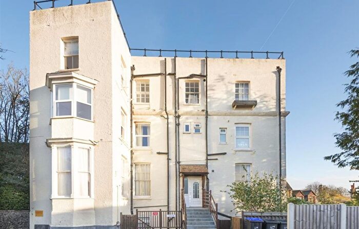 2 Bedroom Flat To Rent In Crow Hill, Broadstairs, Kent, CT10