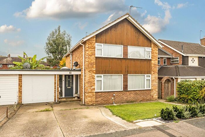 5 Bedroom Link Detached House For Sale In Great Oaks Park, Guildford, Surrey, GU4