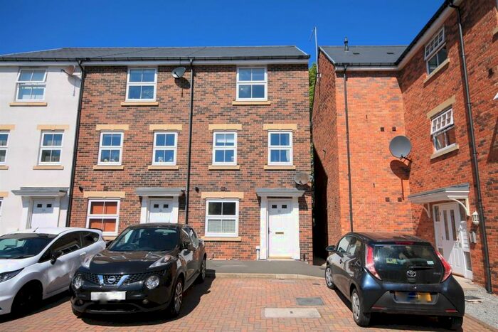 4 Bedroom Town House To Rent In Barrington Close, Durham, DH1