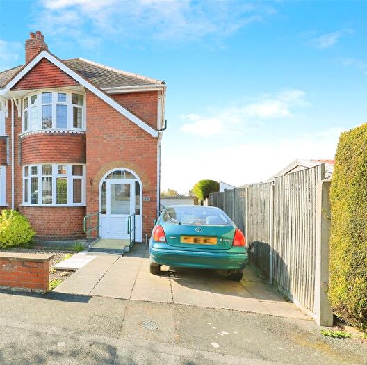 3 Bedroom Semi-Detached House For Sale In Links Road, Wolverhampton, West Midlands, WV4