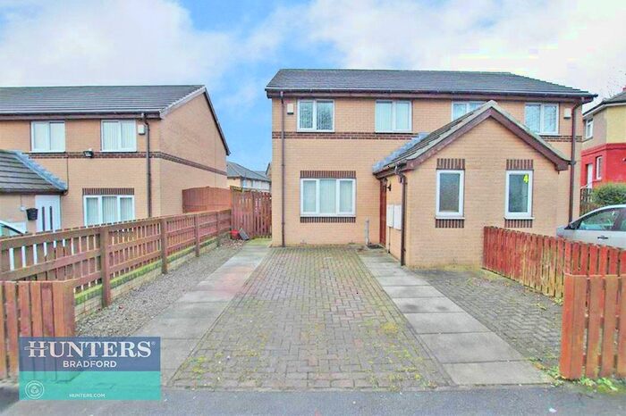 3 Bedroom Semi-Detached House To Rent In Burnham Avenue, Bradford, West Yorkshire, BD4