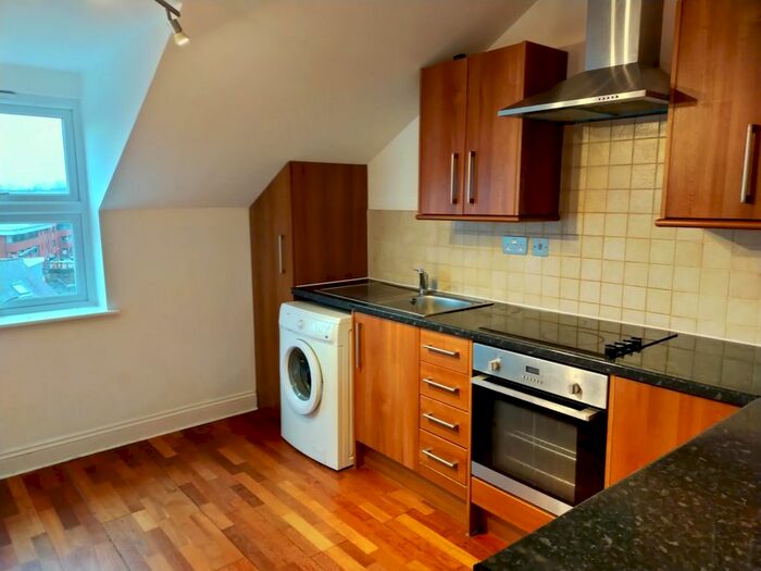 2 Bedroom Flat To Rent In Grovehill Road, Redhill RH1