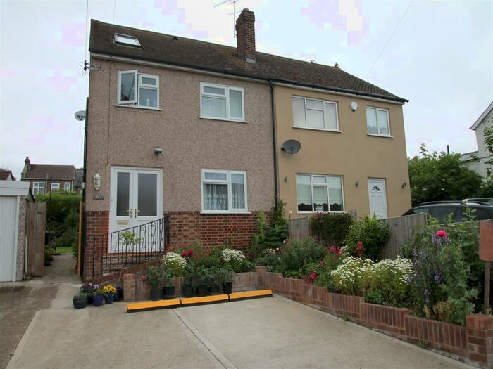 2 Bedroom Flat To Rent In Plantation Road, Hextable, BR8