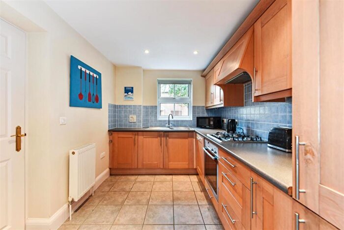 2 Bedroom Apartment For Sale In Tannery Close, Chichester, PO19