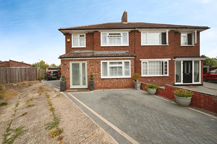 3 Bedroom Semi-Detached House For Sale In The Croft, Luton, LU3