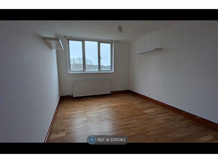 2 Bedroom Flat To Rent In Craigside, Kingston Upon Thames, KT2