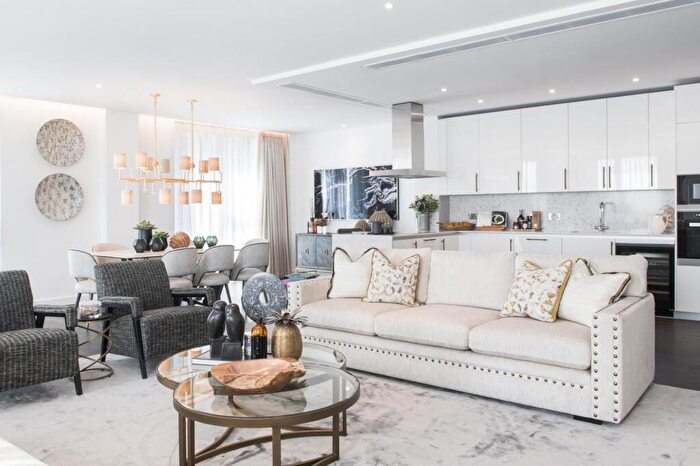 3 Bedroom Flat To Rent In Thornes House, Vauxhall, SW11