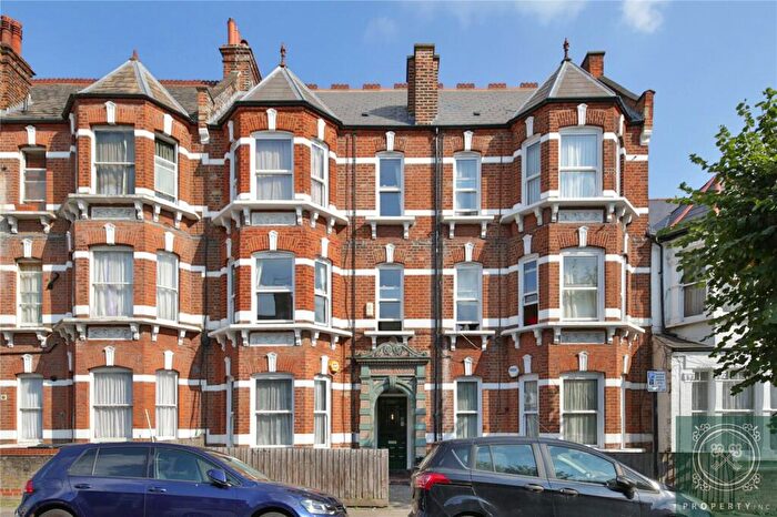 3 Bedroom Apartment To Rent In Abbotsford Avenue, London, N15