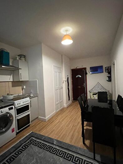 2 Bedroom Flat To Rent In Stoke Newington High Street, London, N16