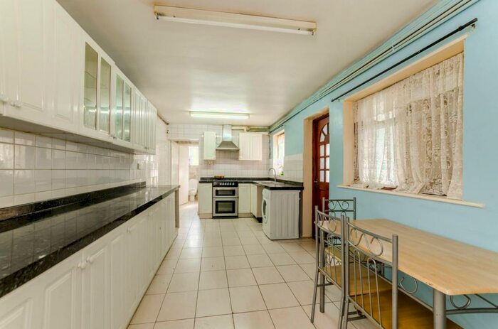 3 Bedroom House To Rent In Dean Street, Forest Gate, London, E7