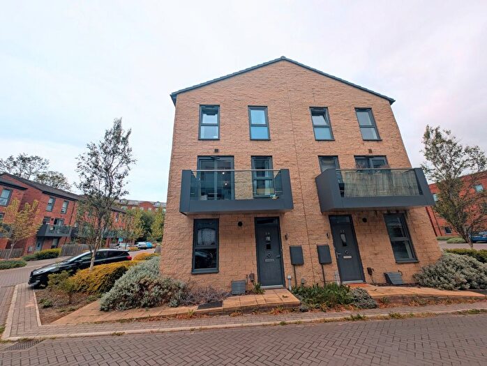 2 Bedroom End Of Terrace House To Rent In Carnforth Avenue, Wakefield, West Yorkshire, Uk, WF1