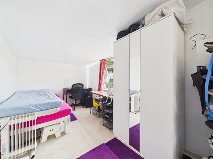 2 Bedroom Bungalow For Sale In Horsham Road, Feltham, TW14
