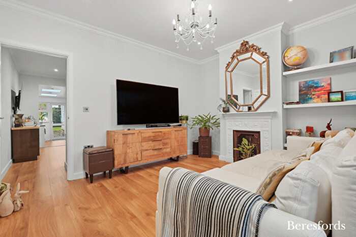 3 Bedroom End Of Terrace House For Sale In Squirrels Heath Road, Romford, RM3