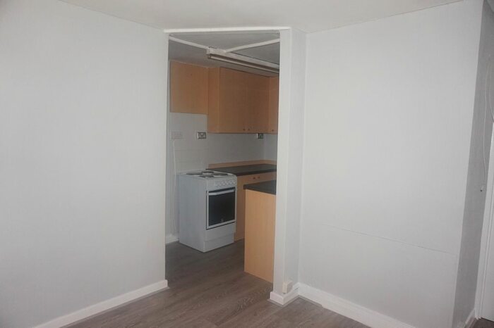 Studio To Rent In Oak Road, Romford, RM3
