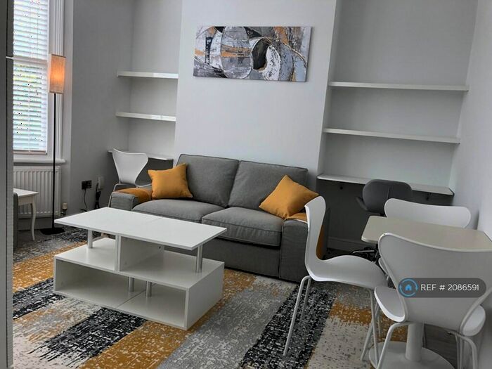 2 Bedroom Flat To Rent In Hither Green, London, SE13