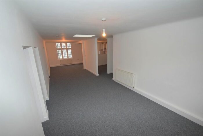 3 Bedroom Flat To Rent In Fairfield Avenue, Staines, TW18