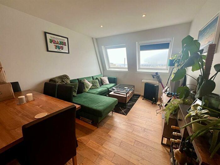 2 Bedroom Flat To Rent In Hill House, Western Road, Hove, BN3