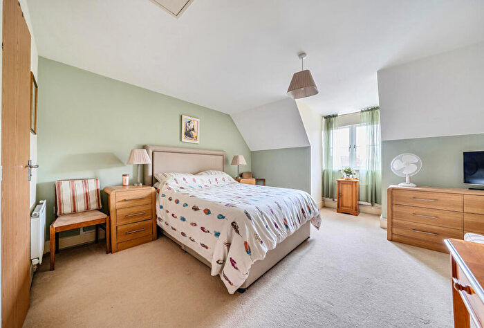 4 Bedroom Semi-Detached House For Sale In Flint Close, Horley, RH6
