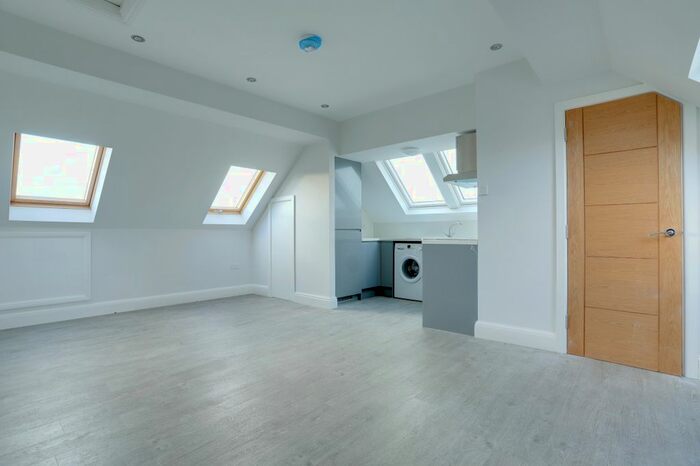 1 Bedroom Flat To Rent In St. Albans Road East, Hatfield, AL10