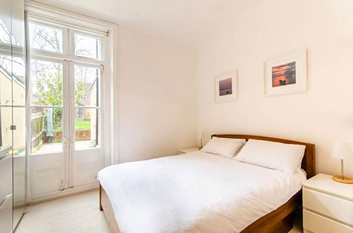 2 Bedroom Flat To Rent In Lichfield Road, Cricklewood, London, NW2