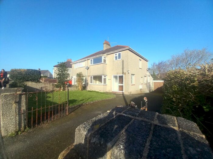 3 Bedroom Semi-Detached House To Rent In Bryn Eithinog, Bangor, LL57