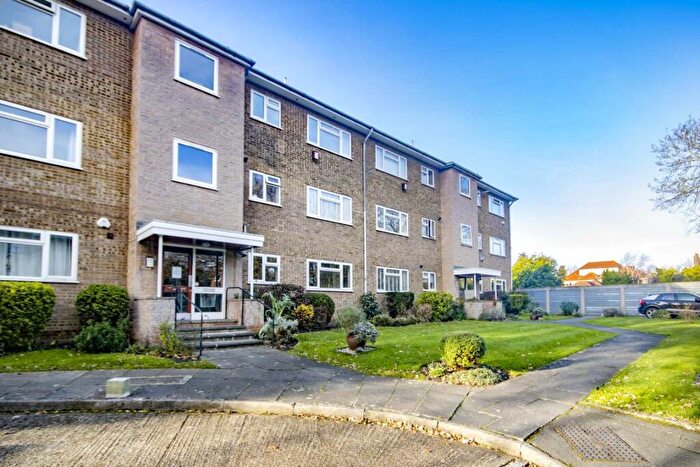 2 Bedroom Flat To Rent In Ash Tree Close, Surbiton, KT6