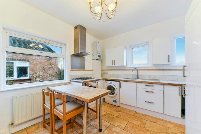 2 Bedroom Flat To Rent In South Ealing Road, London, W5