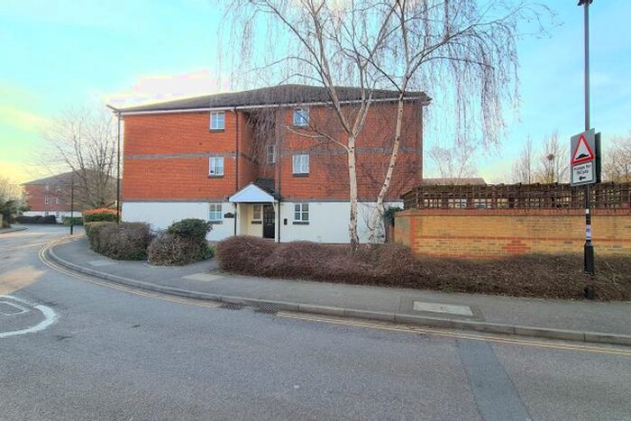 2 Bedroom Flat To Rent In Woodall House, Isleworth, TW7