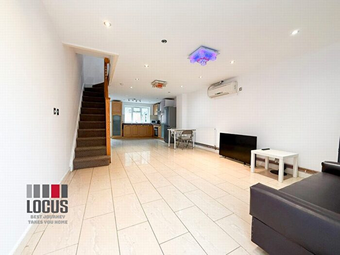 3 Bedroom Detached House To Rent In Nile Close, Stoke Newington, N16