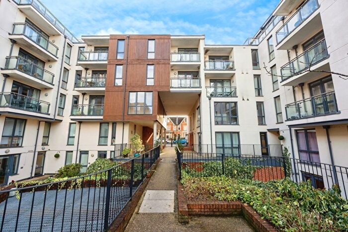 2 Bedroom Flat For Sale In Martyr Road, Guildford, Surrey, GU1